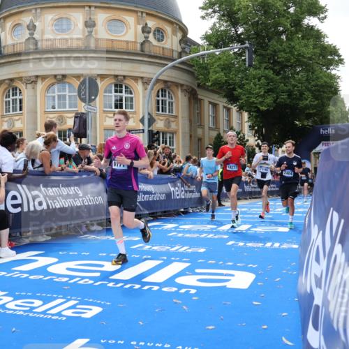 29.06.2025 - hella hamburg halbmarathon Strokosch-Dieckow http://msf.ph/oto/8243361 29.06.2025 10:37:50 Ziel 1615, 2196, 2404, 3480, 3530, 9171, 9643, 10793, 13148, 13595, 13900, 18103, 18276, 18277, 18529 meine-sportfotos.de