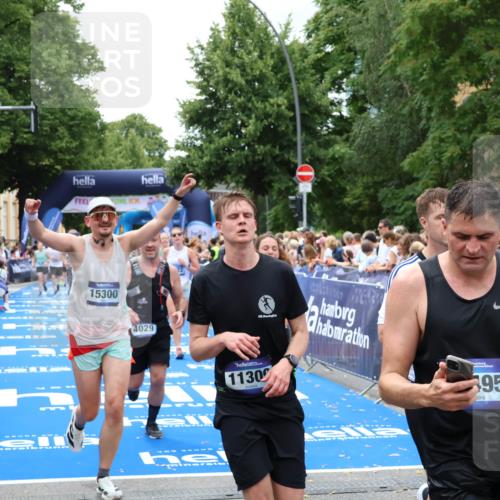 29.06.2025 - hella hamburg halbmarathon Zöllner http://msf.ph/oto/8243364 29.06.2025 10:56:29 Ziel 3048, 4029, 5672, 6399, 7742, 8863, 9622, 10665, 11231, 11309, 15300, 15407, 15818, 16257, 16261, 17268, 17734 meine-sportfotos.de