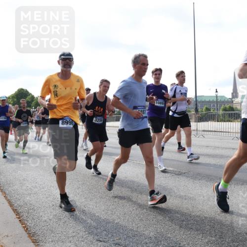 29.06.2025 - hella hamburg halbmarathon Lena Gebhardt http://msf.ph/oto/8243374 29.06.2025 09:56:28 Lombardsbrücke 1061, 1257, 1452, 1460, 1496, 1499, 1502, 1507, 1592, 1628, 1689, 1833, 1877, 2013, 2058, 2082, 2083, 2208, 2250, 2260, 2378, 2504, 2771, 2953, 2996, 3060, 3256, 3296, 4065, 4077, 4404, 4557, 4711, 4833, 5482, 5600, 5607, 5839, 5978, 6115, 6134, 6168, 6286, 6511, 6512, 6561, 6562, 7178, 7332, 7383, 7475, 7583, 7943, 8261, 8335, 8361, 8514, 8587, 8618, 8921, 8968, 8989, 8996, 9246, 9537, 9597, 9638, 10596 meine-sportfotos.de