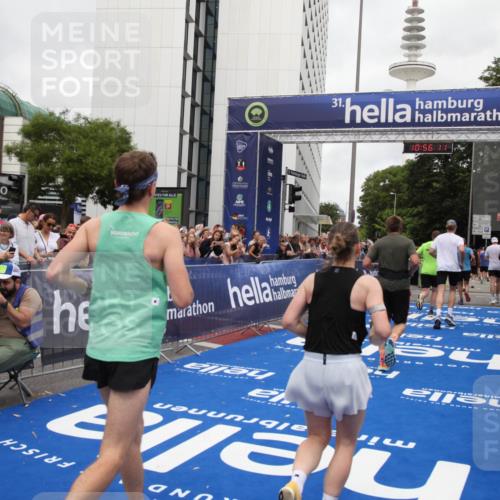 29.06.2025 - hella hamburg halbmarathon Michael Strokosch http://msf.ph/oto/8243415 29.06.2025 10:56:10 Ziel 1180, 3042, 3058, 4594, 4813, 5492, 5570, 7594, 8330, 12545, 17640, 17642, 18212 meine-sportfotos.de
