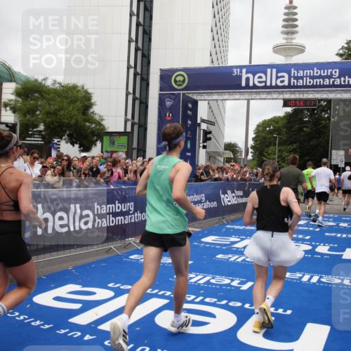29.06.2025 - hella hamburg halbmarathon Michael Strokosch http://msf.ph/oto/8243436 29.06.2025 10:56:10 Ziel 1180, 3042, 3058, 4594, 4813, 5492, 5570, 7594, 8330, 12545, 17640, 17642, 18212 meine-sportfotos.de