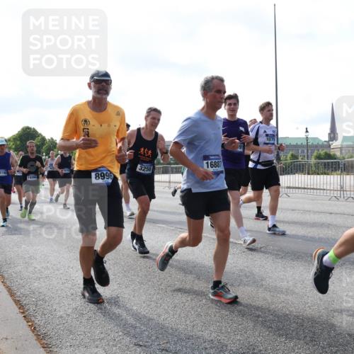 29.06.2025 - hella hamburg halbmarathon Lena Gebhardt http://msf.ph/oto/8243465 29.06.2025 09:56:28 Lombardsbrücke 1061, 1257, 1452, 1460, 1496, 1499, 1502, 1507, 1592, 1628, 1689, 1833, 1877, 2013, 2058, 2082, 2083, 2208, 2250, 2260, 2378, 2504, 2771, 2953, 2996, 3060, 3256, 3296, 4065, 4077, 4404, 4557, 4711, 4833, 5482, 5600, 5607, 5839, 5978, 6115, 6134, 6168, 6286, 6511, 6512, 6561, 6562, 7178, 7332, 7383, 7475, 7583, 7943, 8261, 8335, 8361, 8514, 8587, 8618, 8921, 8968, 8989, 8996, 9246, 9537, 9597, 9638, 10596 meine-sportfotos.de