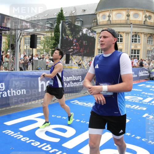 29.06.2025 - hella hamburg halbmarathon Michael Strokosch http://msf.ph/oto/8243483 29.06.2025 10:48:45 Ziel 1094, 2442, 4553, 9538, 10859, 12533, 14511, 15384, 17127 meine-sportfotos.de