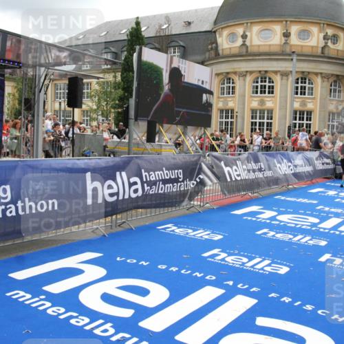 29.06.2025 - hella hamburg halbmarathon Michael Strokosch http://msf.ph/oto/8243527 29.06.2025 10:48:46 Ziel 1094, 1884, 2442, 4553, 9482, 9538, 10859, 11519, 12533, 14511, 15384, 17127 meine-sportfotos.de
