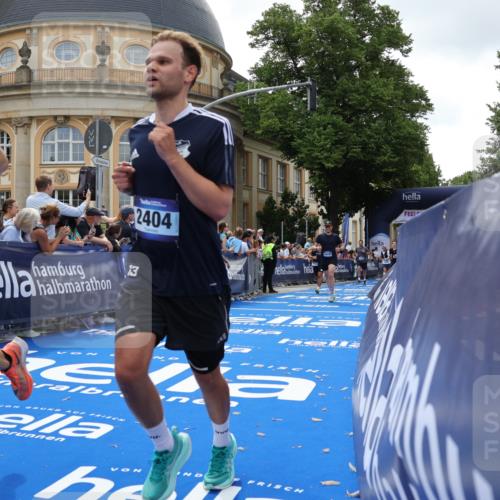 29.06.2025 - hella hamburg halbmarathon Strokosch-Dieckow http://msf.ph/oto/8243536 29.06.2025 10:37:52 Ziel 2196, 2404, 3480, 3530, 7229, 9171, 9643, 10793, 12915, 13148, 13900, 15303, 18103, 18276, 18277, 18529 meine-sportfotos.de