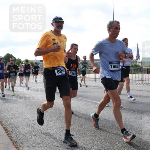 29.06.2025 - hella hamburg halbmarathon Lena Gebhardt http://msf.ph/oto/8243552 29.06.2025 09:56:28 Lombardsbrücke 1061, 1257, 1452, 1460, 1496, 1499, 1502, 1507, 1592, 1628, 1689, 1833, 1877, 2013, 2058, 2082, 2083, 2208, 2250, 2260, 2378, 2504, 2771, 2953, 2996, 3060, 3256, 3296, 4065, 4077, 4404, 4557, 4711, 4833, 5482, 5600, 5607, 5839, 5978, 6115, 6134, 6168, 6286, 6511, 6512, 6561, 6562, 7178, 7332, 7383, 7475, 7583, 7943, 8261, 8335, 8361, 8514, 8587, 8618, 8921, 8968, 8989, 8996, 9246, 9537, 9597, 9638, 10596 meine-sportfotos.de
