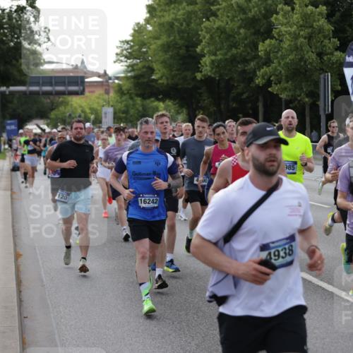 29.06.2025 - hella hamburg halbmarathon Jannik Wohlers http://msf.ph/oto/8243567 29.06.2025 09:55:08 Lombardsbrücke 1120, 1151, 1696, 1706, 1884, 1976, 2284, 2411, 2706, 2708, 2718, 3087, 3213, 3399, 3435, 3985, 4088, 4093, 4189, 4847, 4890, 4938, 5421, 5459, 5708, 5915, 6009, 6054, 6421, 6532, 6662, 6691, 7312, 8139, 8153, 8205, 8216, 8218, 8302, 8454, 8577, 8720, 8856, 8899, 8927, 9386, 9491, 9529, 9649, 9720, 9786, 9934, 10053, 10115, 10184, 10423, 10988, 11309, 11340, 11356, 11819, 12149, 12171, 12450, 12519, 12533, 12891, 13233, 13289, 13570, 13799, 13894, 13996, 14045 meine-sportfotos.de