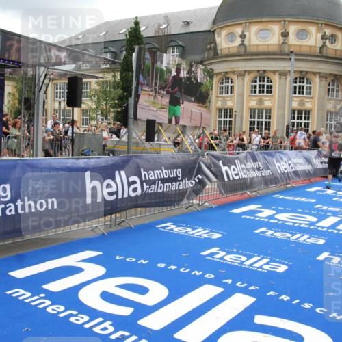 29.06.2025 - hella hamburg halbmarathon Michael Strokosch http://msf.ph/oto/8243569 29.06.2025 10:48:47 Ziel 1094, 1884, 1892, 2442, 9482, 11519, 12533, 14511, 15384, 17007, 17127 meine-sportfotos.de