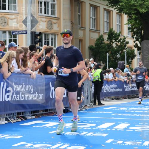 29.06.2025 - hella hamburg halbmarathon Strokosch-Dieckow http://msf.ph/oto/8243600 29.06.2025 10:37:54 Ziel 2404, 3480, 3530, 7229, 9643, 10793, 11952, 12915, 13148, 13900, 15303, 16698, 18103, 18276, 18277, 18529 meine-sportfotos.de