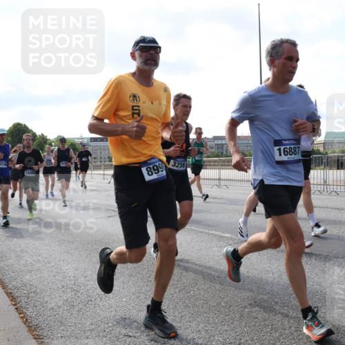 29.06.2025 - hella hamburg halbmarathon Lena Gebhardt http://msf.ph/oto/8243634 29.06.2025 09:56:28 Lombardsbrücke 1061, 1257, 1452, 1460, 1496, 1499, 1502, 1507, 1592, 1628, 1689, 1833, 1877, 2013, 2058, 2082, 2083, 2208, 2250, 2260, 2378, 2504, 2771, 2953, 2996, 3060, 3256, 3296, 4065, 4077, 4404, 4557, 4711, 4833, 5482, 5600, 5607, 5839, 5978, 6115, 6134, 6168, 6286, 6511, 6512, 6561, 6562, 7178, 7332, 7383, 7475, 7583, 7943, 8261, 8335, 8361, 8514, 8587, 8618, 8921, 8968, 8989, 8996, 9246, 9537, 9597, 9638, 10596 meine-sportfotos.de