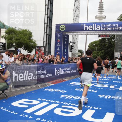 29.06.2025 - hella hamburg halbmarathon Michael Strokosch http://msf.ph/oto/8243642 29.06.2025 10:56:14 Ziel 4594, 4813, 5492, 5570, 7594, 8330, 8639, 9907, 12545, 14363, 15484, 16113, 16634, 17468, 17640, 17642 meine-sportfotos.de