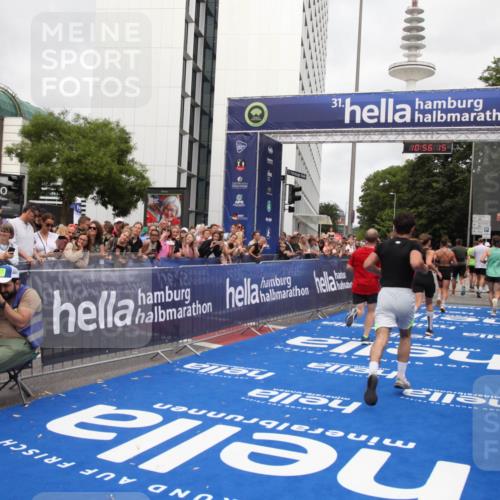 29.06.2025 - hella hamburg halbmarathon Michael Strokosch http://msf.ph/oto/8243664 29.06.2025 10:56:14 Ziel 4594, 4813, 5492, 5570, 7594, 8330, 8639, 9907, 12545, 14363, 15484, 16113, 16634, 17468, 17640, 17642 meine-sportfotos.de