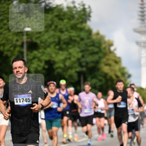 29.06.2025 - hella hamburg halbmarathon Dr. Thomas Lammeyer http://msf.ph/oto/8243672 29.06.2025 09:51:15 Kennedybrücke 1164, 1562, 1644, 2196, 2296, 3783, 4602, 5092, 5923, 6990, 8362, 8901, 9178, 9944, 10384, 10968, 11202, 11227 meine-sportfotos.de