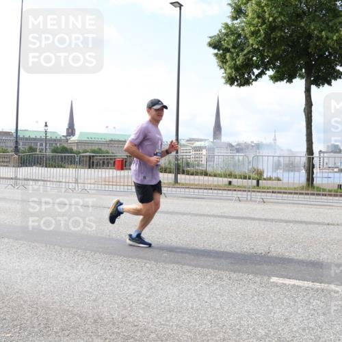 29.06.2025 - hella hamburg halbmarathon Lena Gebhardt http://msf.ph/oto/8243673 29.06.2025 10:09:53 Lombardsbrücke 1052, 1456, 1483, 1513, 1548, 1823, 3921, 4592, 5511, 7058, 7081, 7333, 7636, 8090, 8685, 9150, 9297, 9306, 9366, 9434, 9674, 9781, 9988, 10036, 10943, 11027, 12255, 12509, 12567, 13739, 15697, 16191, 16445, 16455, 16688, 16918, 17148, 17630, 17899, 18076, 18196, 18440, 18707, 19166, 19242 meine-sportfotos.de