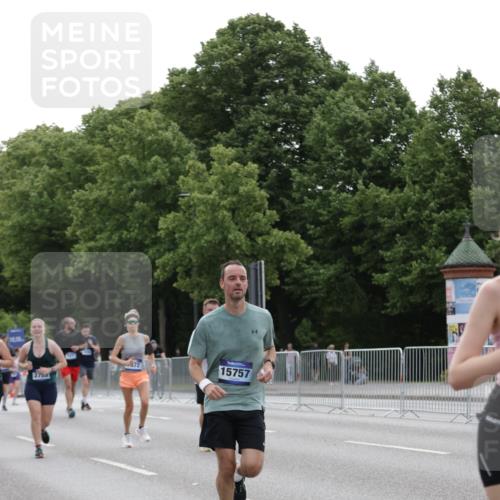 29.06.2025 - hella hamburg halbmarathon Jannik Wohlers http://msf.ph/oto/8243683 29.06.2025 10:30:08 Lombardsbrücke 1647, 2754, 2755, 4575, 4819, 6344, 7071, 7120, 10880, 11984, 12460, 12461, 12687, 12688, 14421, 15757, 15789, 15938, 16504, 16791, 16864, 18362, 18795, 18860 meine-sportfotos.de