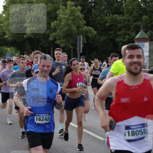 29.06.2025 - hella hamburg halbmarathon Jannik Wohlers http://msf.ph/oto/8243777 29.06.2025 09:55:10 Lombardsbrücke 1120, 1151, 1630, 1706, 1884, 1976, 2284, 2706, 2708, 2718, 3087, 3213, 3399, 3654, 3985, 4088, 4345, 4847, 4890, 4938, 5421, 5459, 5708, 5915, 6009, 6054, 6421, 6532, 6691, 7269, 7312, 8139, 8205, 8216, 8218, 8302, 8454, 8577, 8720, 8856, 8899, 8927, 9386, 9491, 9529, 9786, 9934, 10115, 10184, 10988, 11309, 11340, 11356, 11819, 11977, 12149, 12171, 12450, 12519, 12533, 12891, 13233, 13289, 13570, 13799, 13894, 13996, 14045 meine-sportfotos.de