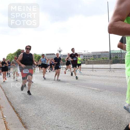 29.06.2025 - hella hamburg halbmarathon Lena Gebhardt http://msf.ph/oto/8243787 29.06.2025 10:45:25 Lombardsbrücke 1024, 1033, 1060, 1085, 1685, 1713, 1798, 2007, 2008, 2216, 2217, 2550, 2657, 2664, 2779, 2973, 3160, 3164, 3357, 3377, 3879, 3993, 4099, 4102, 4186, 4224, 4306, 4337, 4504, 4820, 4851, 5044, 5099, 5108, 5190, 5339, 5636, 5949, 6150, 6509, 6763, 6788, 6911, 6922, 6980, 7283, 7530, 7541, 7699, 7859, 7912, 8594, 8605, 8745, 8762, 8907, 9620, 10030, 10182, 10225, 10562, 10566, 10707, 11314, 12198, 12332, 12334, 12394 meine-sportfotos.de