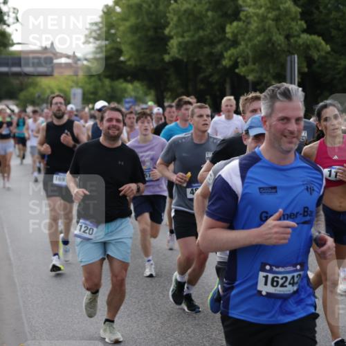 29.06.2025 - hella hamburg halbmarathon Jannik Wohlers http://msf.ph/oto/8243803 29.06.2025 09:55:10 Lombardsbrücke 1120, 1151, 1630, 1706, 1884, 1976, 2284, 2706, 2708, 2718, 3087, 3213, 3399, 3654, 3985, 4088, 4345, 4847, 4890, 4938, 5421, 5459, 5708, 5915, 6009, 6054, 6421, 6532, 6691, 7269, 7312, 8139, 8205, 8216, 8218, 8302, 8454, 8577, 8720, 8856, 8899, 8927, 9386, 9491, 9529, 9786, 9934, 10115, 10184, 10988, 11309, 11340, 11356, 11819, 11977, 12149, 12171, 12450, 12519, 12533, 12891, 13233, 13289, 13570, 13799, 13894, 13996, 14045 meine-sportfotos.de