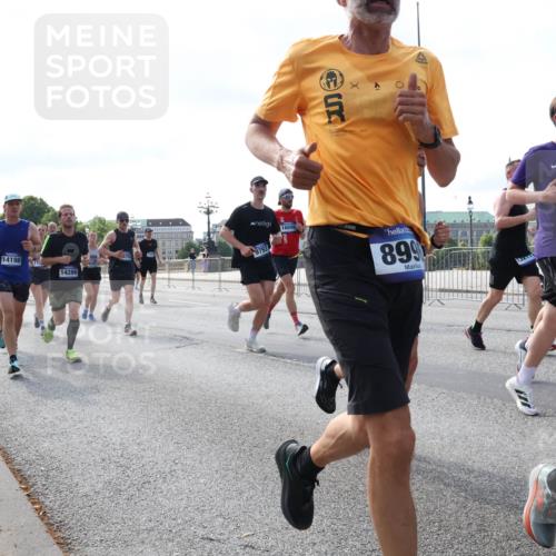 29.06.2025 - hella hamburg halbmarathon Lena Gebhardt http://msf.ph/oto/8243815 29.06.2025 09:56:28 Lombardsbrücke 1061, 1257, 1452, 1460, 1496, 1499, 1502, 1507, 1592, 1628, 1689, 1833, 1877, 2013, 2058, 2082, 2083, 2208, 2250, 2260, 2378, 2504, 2771, 2953, 2996, 3060, 3256, 3296, 4065, 4077, 4404, 4557, 4711, 4833, 5482, 5600, 5607, 5839, 5978, 6115, 6134, 6168, 6286, 6511, 6512, 6561, 6562, 7178, 7332, 7383, 7475, 7583, 7943, 8261, 8335, 8361, 8514, 8587, 8618, 8921, 8968, 8989, 8996, 9246, 9537, 9597, 9638, 10596 meine-sportfotos.de