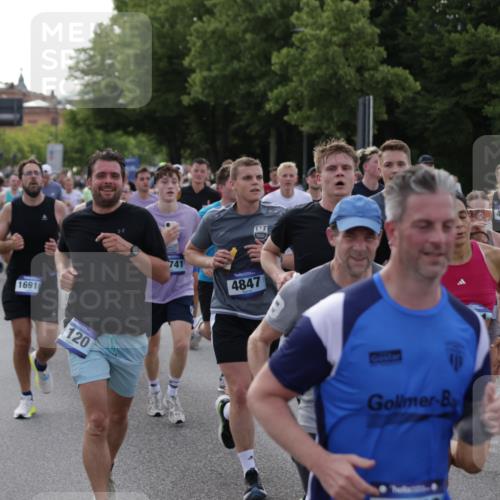 29.06.2025 - hella hamburg halbmarathon Jannik Wohlers http://msf.ph/oto/8243844 29.06.2025 09:55:10 Lombardsbrücke 1120, 1151, 1630, 1706, 1884, 1976, 2284, 2706, 2708, 2718, 3087, 3213, 3399, 3654, 3985, 4088, 4345, 4847, 4890, 4938, 5421, 5459, 5708, 5915, 6009, 6054, 6421, 6532, 6691, 7269, 7312, 8139, 8205, 8216, 8218, 8302, 8454, 8577, 8720, 8856, 8899, 8927, 9386, 9491, 9529, 9786, 9934, 10115, 10184, 10988, 11309, 11340, 11356, 11819, 11977, 12149, 12171, 12450, 12519, 12533, 12891, 13233, 13289, 13570, 13799, 13894, 13996, 14045 meine-sportfotos.de