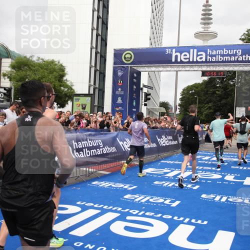 29.06.2025 - hella hamburg halbmarathon Michael Strokosch http://msf.ph/oto/8243887 29.06.2025 10:56:18 Ziel 1193, 5465, 5492, 7547, 8330, 8639, 9903, 9907, 10789, 12348, 14363, 15484, 16113, 16634, 17468, 19152 meine-sportfotos.de