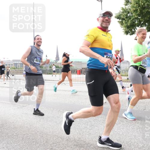 29.06.2025 - hella hamburg halbmarathon Lena Gebhardt http://msf.ph/oto/8243893 29.06.2025 10:33:55 Lombardsbrücke 1189, 1275, 1417, 1705, 1787, 1896, 2265, 2342, 2482, 2496, 2526, 2776, 2933, 3170, 3264, 3340, 3345, 3560, 3829, 3848, 4361, 4433, 4449, 4479, 4696, 4807, 4942, 5075, 5096, 5141, 5557, 5561, 5566, 5569, 5584, 5691, 5821, 5822, 5887, 6109, 6364, 6515, 6516, 6854, 6956, 6999, 7027, 7324, 7329, 7565, 7653, 7705, 8021, 8157, 8202, 8277, 8282, 8375, 8377, 8383, 8401, 8891, 9094, 9234, 9258, 9438, 9799, 9875, 9995, 10007, 10071, 10561, 11811 meine-sportfotos.de