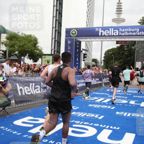 29.06.2025 - hella hamburg halbmarathon Michael Strokosch http://msf.ph/oto/8243909 29.06.2025 10:56:18 Ziel 1193, 5465, 5492, 7547, 8330, 8639, 9903, 9907, 10789, 12348, 14363, 15484, 16113, 16634, 17468, 19152 meine-sportfotos.de
