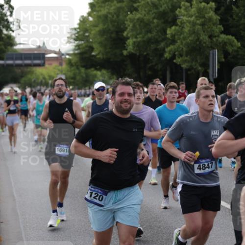 29.06.2025 - hella hamburg halbmarathon Jannik Wohlers http://msf.ph/oto/8243922 29.06.2025 09:55:11 Lombardsbrücke 1120, 1151, 1461, 1630, 1706, 1884, 1976, 2284, 2706, 2708, 2718, 3087, 3213, 3399, 3654, 3985, 4088, 4345, 4847, 4890, 4938, 5421, 5459, 5708, 5915, 6009, 6054, 6421, 6481, 6532, 6691, 7269, 7312, 8139, 8205, 8216, 8218, 8234, 8302, 8454, 8577, 8720, 8856, 8899, 8927, 9386, 9491, 9529, 9786, 9934, 10115, 10988, 11309, 11356, 11819, 11977, 12149, 12171, 12379, 12450, 12519, 12533, 12891, 13032, 13289, 13570, 13799, 13807, 13894, 13996 meine-sportfotos.de