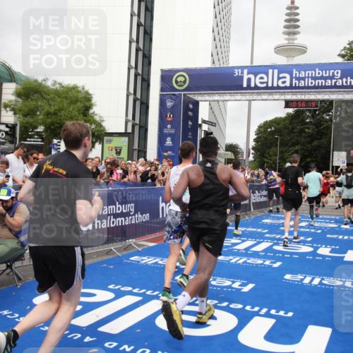 29.06.2025 - hella hamburg halbmarathon Michael Strokosch http://msf.ph/oto/8243932 29.06.2025 10:56:18 Ziel 1193, 5465, 5492, 7547, 8330, 8639, 9903, 9907, 10789, 12348, 14363, 15484, 16113, 16634, 17468, 19152 meine-sportfotos.de