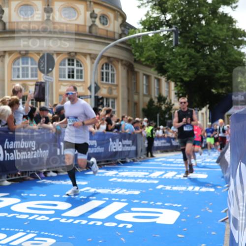 29.06.2025 - hella hamburg halbmarathon Strokosch-Dieckow http://msf.ph/oto/8243960 29.06.2025 10:38:01 Ziel 3480, 3530, 7229, 8091, 9643, 9944, 10793, 11049, 11952, 12915, 13900, 14274, 15303, 15382, 16698, 17623 meine-sportfotos.de