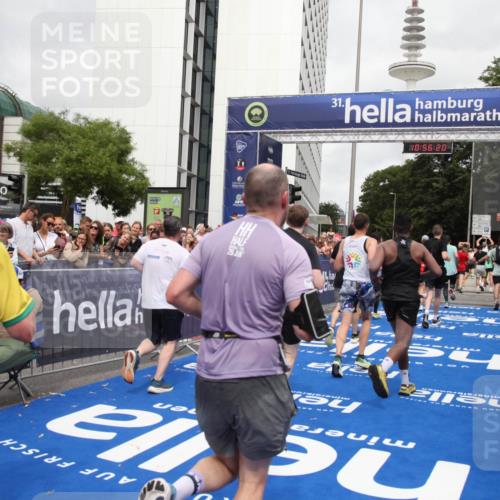 29.06.2025 - hella hamburg halbmarathon Michael Strokosch http://msf.ph/oto/8243985 29.06.2025 10:56:19 Ziel 1193, 5465, 7547, 8639, 9903, 9907, 10789, 12348, 14363, 15484, 16113, 16634, 17468, 18741, 19152 meine-sportfotos.de