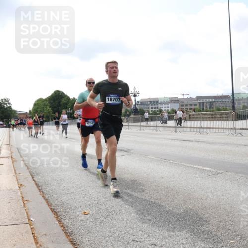 29.06.2025 - hella hamburg halbmarathon Lena Gebhardt http://msf.ph/oto/8243990 29.06.2025 10:09:55 Lombardsbrücke 1052, 1456, 1483, 1513, 1548, 1823, 3921, 4592, 5511, 7058, 7081, 7333, 7636, 8090, 8685, 8890, 9150, 9297, 9306, 9366, 9434, 9674, 9781, 9988, 10036, 10943, 11027, 12255, 12509, 12567, 13739, 15697, 16191, 16445, 16455, 16688, 16918, 17148, 17630, 17899, 18076, 18196, 18440, 18707, 19242 meine-sportfotos.de