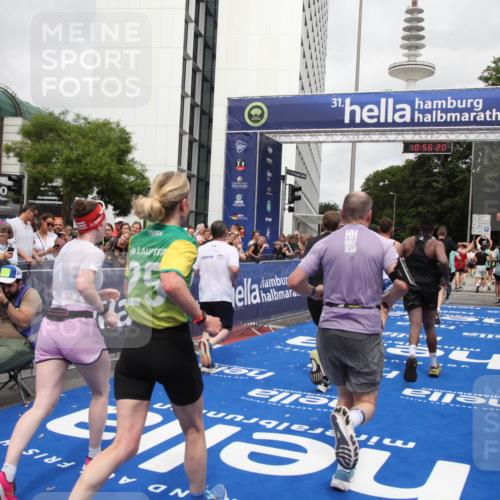 29.06.2025 - hella hamburg halbmarathon Michael Strokosch http://msf.ph/oto/8244020 29.06.2025 10:56:19 Ziel 1193, 5465, 7547, 8639, 9903, 9907, 10789, 12348, 14363, 15484, 16113, 16634, 17468, 18741, 19152 meine-sportfotos.de