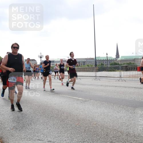 29.06.2025 - hella hamburg halbmarathon Lena Gebhardt http://msf.ph/oto/8244027 29.06.2025 10:45:26 Lombardsbrücke 1024, 1033, 1060, 1085, 1685, 1713, 1798, 2007, 2008, 2216, 2217, 2550, 2657, 2664, 2779, 2973, 3160, 3164, 3357, 3377, 3879, 3993, 4099, 4102, 4186, 4224, 4306, 4337, 4388, 4504, 4820, 4851, 5044, 5099, 5108, 5190, 5339, 5636, 5949, 6150, 6509, 6763, 6788, 6911, 6922, 6980, 7283, 7530, 7541, 7699, 7859, 7912, 8594, 8605, 8745, 8762, 8907, 9620, 10030, 10182, 10225, 10562, 10566, 11314, 12198, 12332, 12334, 12394 meine-sportfotos.de