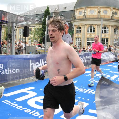 29.06.2025 - hella hamburg halbmarathon Michael Strokosch http://msf.ph/oto/8244060 29.06.2025 10:48:53 Ziel 1094, 1884, 1892, 9482, 9661, 11519, 12421, 12533, 13009, 13976, 15309, 16653, 17007, 18873 meine-sportfotos.de