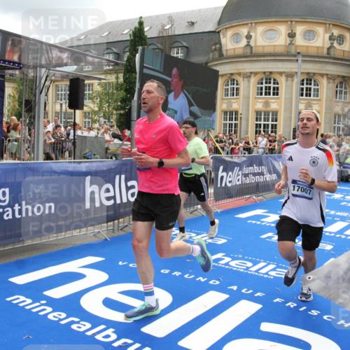 29.06.2025 - hella hamburg halbmarathon Michael Strokosch http://msf.ph/oto/8244076 29.06.2025 10:48:54 Ziel 1884, 1892, 7067, 9482, 9661, 11519, 12421, 12533, 13009, 13976, 15309, 16653, 17007, 18873 meine-sportfotos.de