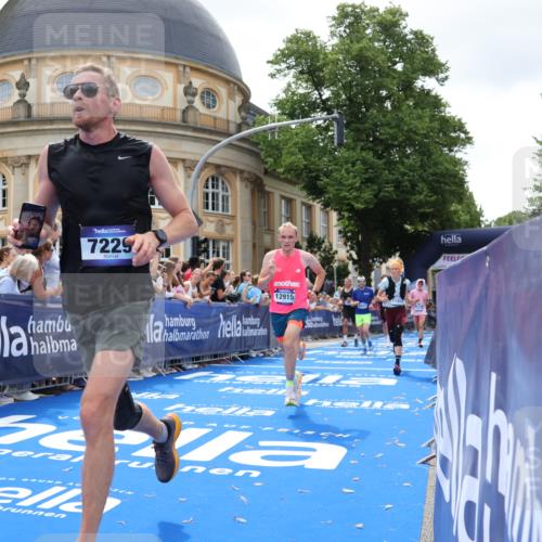 29.06.2025 - hella hamburg halbmarathon Strokosch-Dieckow http://msf.ph/oto/8244102 29.06.2025 10:38:02 Ziel 3530, 7229, 8091, 9643, 9944, 10793, 11049, 11952, 12915, 13900, 14274, 15303, 15382, 16698, 17623, 18986 meine-sportfotos.de