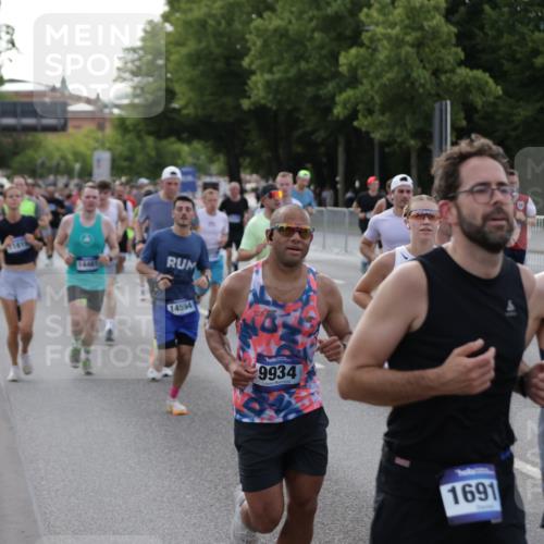 29.06.2025 - hella hamburg halbmarathon Jannik Wohlers http://msf.ph/oto/8244144 29.06.2025 09:55:13 Lombardsbrücke 1120, 1151, 1461, 1630, 1706, 1884, 1976, 2284, 2706, 2708, 2718, 3087, 3213, 3399, 3654, 3945, 3985, 4088, 4324, 4345, 4847, 4890, 4938, 5421, 5459, 5708, 5915, 6009, 6054, 6421, 6481, 6532, 6691, 7269, 7312, 7367, 8205, 8216, 8218, 8234, 8302, 8454, 8577, 8720, 8856, 8899, 8927, 8977, 9386, 9491, 9786, 9934, 10115, 10988, 11309, 11356, 11733, 11819, 11977, 12149, 12379, 12450, 12519, 12533, 12891, 13032, 13073, 13799, 13807, 13894, 13996 meine-sportfotos.de