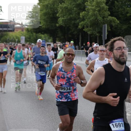 29.06.2025 - hella hamburg halbmarathon Jannik Wohlers http://msf.ph/oto/8244159 29.06.2025 09:55:13 Lombardsbrücke 1120, 1151, 1461, 1630, 1706, 1884, 1976, 2284, 2706, 2708, 2718, 3087, 3213, 3399, 3654, 3945, 3985, 4088, 4324, 4345, 4847, 4890, 4938, 5421, 5459, 5708, 5915, 6009, 6054, 6421, 6481, 6532, 6691, 7269, 7312, 7367, 8205, 8216, 8218, 8234, 8302, 8454, 8577, 8720, 8856, 8899, 8927, 8977, 9386, 9491, 9786, 9934, 10115, 10988, 11309, 11356, 11733, 11819, 11977, 12149, 12379, 12450, 12519, 12533, 12891, 13032, 13073, 13799, 13807, 13894, 13996 meine-sportfotos.de