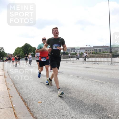 29.06.2025 - hella hamburg halbmarathon Lena Gebhardt http://msf.ph/oto/8244160 29.06.2025 10:09:55 Lombardsbrücke 1052, 1456, 1483, 1513, 1548, 1823, 3921, 4592, 5511, 7058, 7081, 7333, 7636, 8090, 8685, 8890, 9150, 9297, 9306, 9366, 9434, 9674, 9781, 9988, 10036, 10943, 11027, 12255, 12509, 12567, 13739, 15697, 16191, 16445, 16455, 16688, 16918, 17148, 17630, 17899, 18076, 18196, 18440, 18707, 19242 meine-sportfotos.de