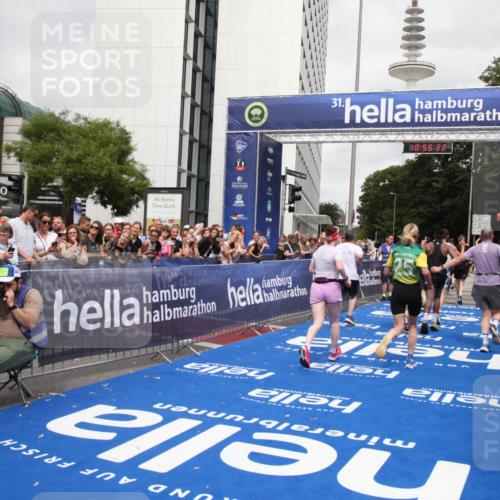 29.06.2025 - hella hamburg halbmarathon Michael Strokosch http://msf.ph/oto/8244172 29.06.2025 10:56:21 Ziel 1193, 5465, 7547, 9903, 10789, 11309, 12348, 14363, 15300, 15484, 16113, 16375, 16634, 17468, 18117, 18495, 18652, 18741, 19152 meine-sportfotos.de