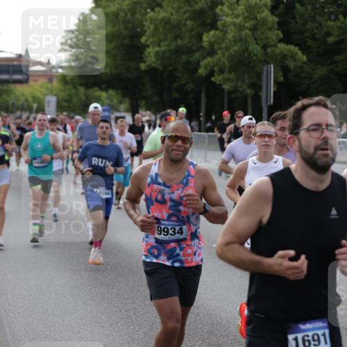 29.06.2025 - hella hamburg halbmarathon Jannik Wohlers http://msf.ph/oto/8244181 29.06.2025 09:55:13 Lombardsbrücke 1120, 1151, 1461, 1630, 1706, 1884, 1976, 2284, 2706, 2708, 2718, 3087, 3213, 3399, 3654, 3945, 3985, 4088, 4324, 4345, 4847, 4890, 4938, 5421, 5459, 5708, 5915, 6009, 6054, 6421, 6481, 6532, 6691, 7269, 7312, 7367, 8205, 8216, 8218, 8234, 8302, 8454, 8577, 8720, 8856, 8899, 8927, 8977, 9386, 9491, 9786, 9934, 10115, 10988, 11309, 11356, 11733, 11819, 11977, 12149, 12379, 12450, 12519, 12533, 12891, 13032, 13073, 13799, 13807, 13894, 13996 meine-sportfotos.de