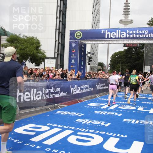 29.06.2025 - hella hamburg halbmarathon Michael Strokosch http://msf.ph/oto/8244190 29.06.2025 10:56:21 Ziel 1193, 5465, 7547, 9903, 10789, 11309, 12348, 14363, 15300, 15484, 16113, 16375, 16634, 17468, 18117, 18495, 18652, 18741, 19152 meine-sportfotos.de