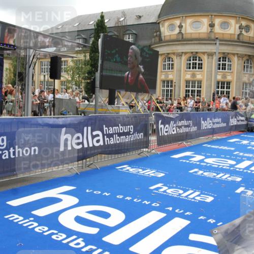 29.06.2025 - hella hamburg halbmarathon Michael Strokosch http://msf.ph/oto/8244193 29.06.2025 10:48:56 Ziel 1892, 3213, 7067, 9661, 12421, 12534, 13009, 13976, 15309, 16653, 17007, 18873 meine-sportfotos.de