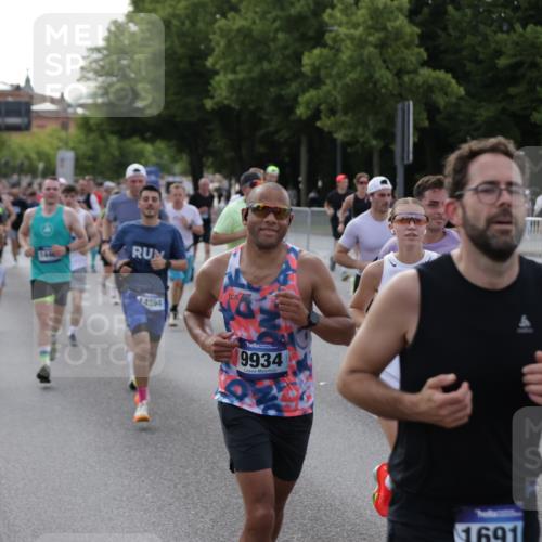 29.06.2025 - hella hamburg halbmarathon Jannik Wohlers http://msf.ph/oto/8244198 29.06.2025 09:55:13 Lombardsbrücke 1120, 1151, 1461, 1630, 1706, 1884, 1976, 2284, 2706, 2708, 2718, 3087, 3213, 3399, 3654, 3945, 3985, 4088, 4324, 4345, 4847, 4890, 4938, 5421, 5459, 5708, 5915, 6009, 6054, 6421, 6481, 6532, 6691, 7269, 7312, 7367, 8205, 8216, 8218, 8234, 8302, 8454, 8577, 8720, 8856, 8899, 8927, 8977, 9386, 9491, 9786, 9934, 10115, 10988, 11309, 11356, 11733, 11819, 11977, 12149, 12379, 12450, 12519, 12533, 12891, 13032, 13073, 13799, 13807, 13894, 13996 meine-sportfotos.de