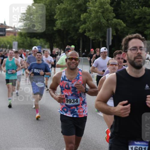 29.06.2025 - hella hamburg halbmarathon Jannik Wohlers http://msf.ph/oto/8244214 29.06.2025 09:55:13 Lombardsbrücke 1120, 1151, 1461, 1630, 1706, 1884, 1976, 2284, 2706, 2708, 2718, 3087, 3213, 3399, 3654, 3945, 3985, 4088, 4324, 4345, 4847, 4890, 4938, 5421, 5459, 5708, 5915, 6009, 6054, 6421, 6481, 6532, 6691, 7269, 7312, 7367, 8205, 8216, 8218, 8234, 8302, 8454, 8577, 8720, 8856, 8899, 8927, 8977, 9386, 9491, 9786, 9934, 10115, 10988, 11309, 11356, 11733, 11819, 11977, 12149, 12379, 12450, 12519, 12533, 12891, 13032, 13073, 13799, 13807, 13894, 13996 meine-sportfotos.de