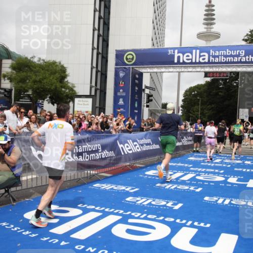 29.06.2025 - hella hamburg halbmarathon Michael Strokosch http://msf.ph/oto/8244241 29.06.2025 10:56:23 Ziel 1193, 4029, 5465, 5672, 7547, 9903, 10789, 11231, 11309, 12348, 15300, 16375, 17468, 18117, 18495, 18652, 18741, 19152 meine-sportfotos.de