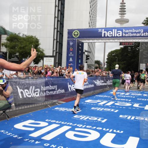 29.06.2025 - hella hamburg halbmarathon Michael Strokosch http://msf.ph/oto/8244255 29.06.2025 10:56:23 Ziel 1193, 4029, 5465, 5672, 7547, 9903, 10789, 11231, 11309, 12348, 15300, 16375, 17468, 18117, 18495, 18652, 18741, 19152 meine-sportfotos.de