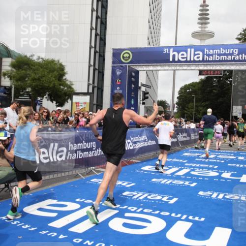 29.06.2025 - hella hamburg halbmarathon Michael Strokosch http://msf.ph/oto/8244273 29.06.2025 10:56:24 Ziel 1193, 3048, 4029, 5465, 5672, 7547, 9622, 9903, 10789, 11231, 11309, 12348, 15300, 16375, 18117, 18495, 18652, 18741, 19152 meine-sportfotos.de