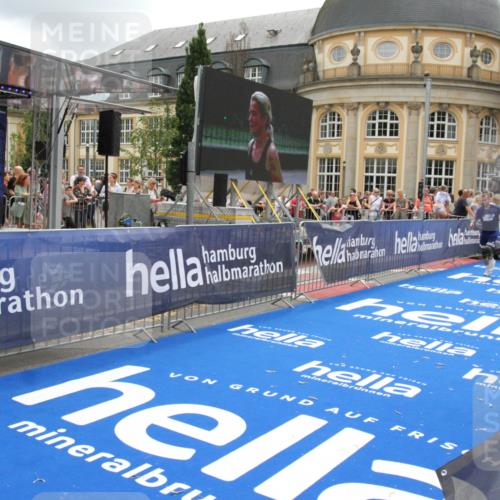 29.06.2025 - hella hamburg halbmarathon Michael Strokosch http://msf.ph/oto/8244275 29.06.2025 10:48:56 Ziel 1892, 3213, 7067, 9661, 12421, 12534, 13009, 13976, 15309, 16653, 17007, 18873 meine-sportfotos.de